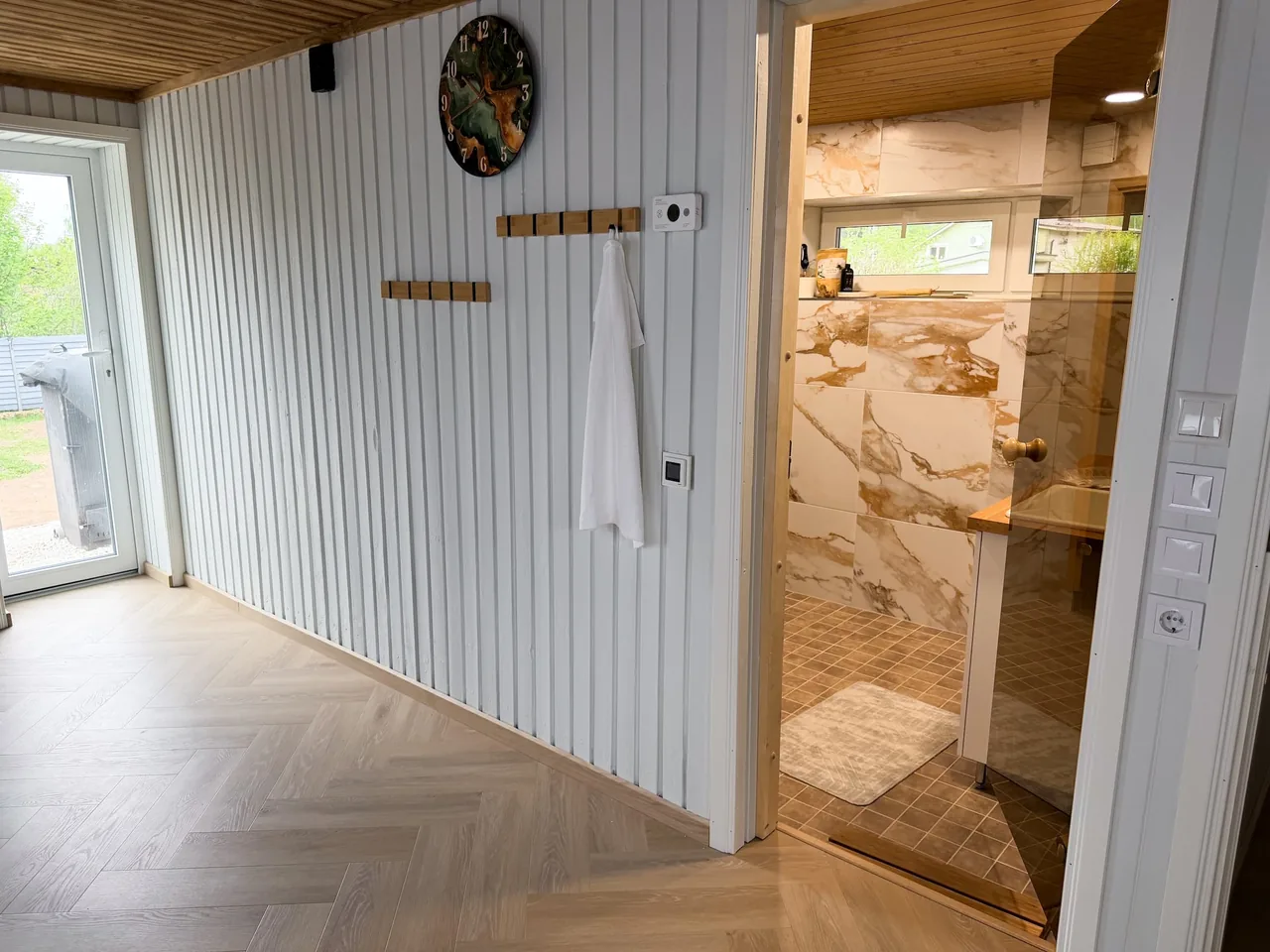 Sauna koridor ja pesuruumi uks